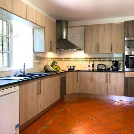 5 Bedroom Private Tenazinha Iii, Pool, Garden, Bbq